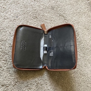 Cartera porta pasaporte con cremallera alrededor
