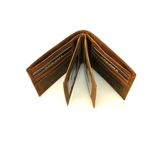 Cartera plegable SEDONA® de piel de búfalo con dos solapas centrales y tres ventanas para matrícula