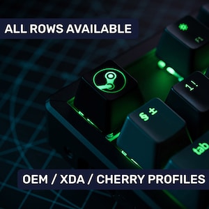 Könnte beinhalten: Nahaufnahme einer schwarzen mechanischen Tastatur mit grüner Hintergrundbeleuchtung. Die Tastenkappen zeigen weiße Symbole und Text, einschließlich des Steam-Logos. Der Text "ALL ROWS AVAILABLE" und "OEM / XDA / CHERRY PROFILES" wird in Weiß auf dunklem Blau angezeigt.