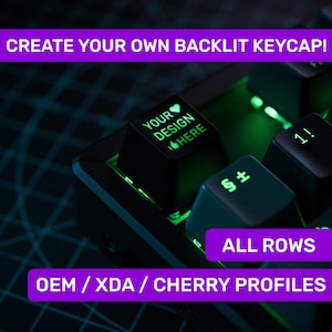 Pode incluir: Um teclado mecânico preto com uma tecla retroiluminada personalizada que diz "YOUR DESIGN HERE". A tecla é iluminada em verde. O teclado tem um esquema de cores preto e verde. O teclado é etiquetado como "ALL ROWS" e "OEM/XDA/CHERRY PROFILES".