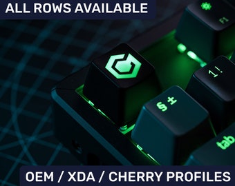Pode incluir: Um teclado mecânico preto com retroiluminação verde. O teclado tem uma tecla com um logotipo verde e branco. O texto "ALL ROWS AVAILABLE" e "OEM/XDA/CHERRY PROFILES" é visível na imagem.