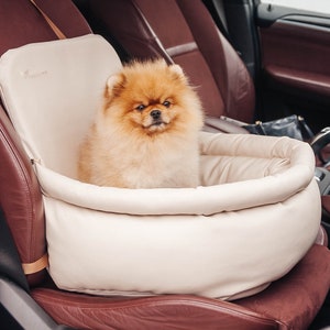 アイボリーの合成皮革を使用した犬用カーシート | フロント＆リアペットブースターシート
