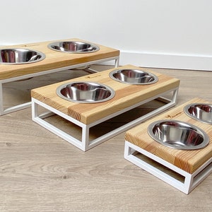 ロフトスタイルの白い犬用ボウルスタンド | 天然木のテーブルトップ付きペットフィーダー | スタイリッシュな猫用ボウルスタンド