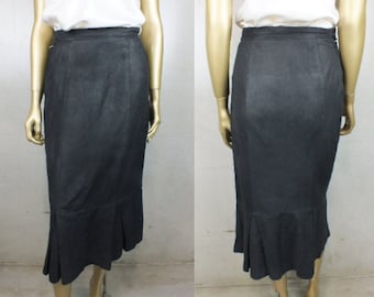 Mini-jupe en cuir vintage avec ourlet plissé en queue de poisson des années 1980 et 1980. Beurre soufflé noir . Petit 10