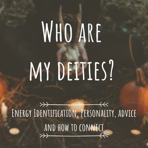Op de afbeelding: Een afbeelding met de tekst "WHO ARE MY DEITIES?" en de ondertitel "ENERGY IDENTIFICATION, PERSONALITY, ADVICE AND HOW TO CONNECT." De afbeelding toont pompoenen, kaarsen en een schedel, wat een mystiek en spiritueel thema creëert.