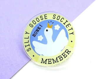 Pin acrílico de la Sociedad del Ganso Tonto – Broche de animal kawaii