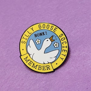 Pin de esmalte duro de miembro de la Silly Goose Society: broche kawaii