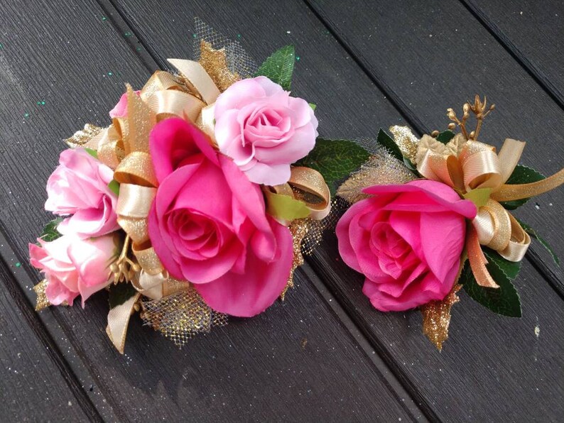 CRASPIRE 2PCS Rose Polso Corpetto Boutonniere Set Rosa Artificiale Polso da Sposa Fiore, Matrimonio Sposa Sposo Damigella d'Onore Polsino Braccialetti di Seta Fiori Decor per La Festa di Ballo