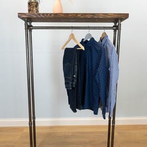Vrijstaand kledingrek met houten plank bovenaan | Industriële kledingstang voor pijpen | Handgemaakte kapstok | Aangepast formaat | Thuis- of winkeldisplay