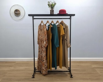 Perchero artesanal con estante / Perchero independiente / Perchero industrial de tubos / Estantería de madera incluida / Exhibición para el hogar y tiendas minoristas