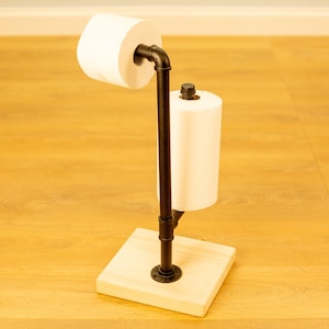 Portarrollos de papel higiénico negro con estante / Portarrollos de papel higiénico de madera rústica y tubo / Almacenamiento de baño independiente / Dispensador de rollos de suelo industrial