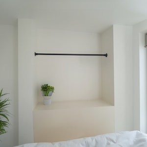 Barra de cortina de pared a pared para probadores Tienda de ropa Probador, Vestidor, Barras de cortina para probadores, Perchero de pared a pared
