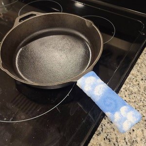 Capa para alça de frigideira de ferro fundido com nuvens e redemoinhos: presente de cozinha