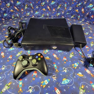 Microsoft Xbox 360 S Slim Model 1439 4GB Console System Bundle - Tested