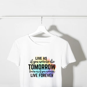 K&ouml;nnte beinhalten: Wei&szlig;es T-Shirt mit einem bunten Aquarellhintergrund und dem Text "LIVE AS if you were to die TOMORROW learn as if you were to LIVE FOREVER".