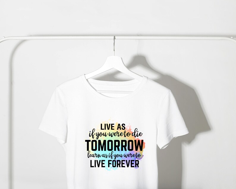 K&ouml;nnte beinhalten: Wei&szlig;es T-Shirt mit einem bunten Aquarellhintergrund und dem Text "LIVE AS if you were to die TOMORROW learn as if you were to LIVE FOREVER".