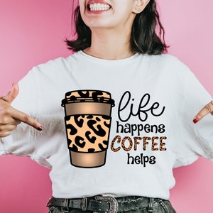Life Happens Coffee helpt png svg shirt ontwerp, leopard koffie sublimatie, koffie gestapeld ontwerp, koffie PNG, liefde koffie, koffie alstublieft