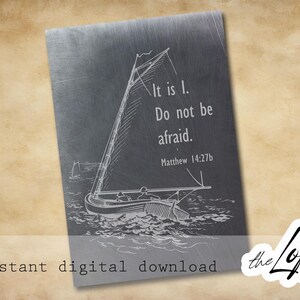 Könnte beinhalten: Ein Schwarzweißbild eines Segelboots auf einem Gewässer mit dem Text "It is I. Do not be afraid. Matthew 14:27b" auf einem grauen Hintergrund.