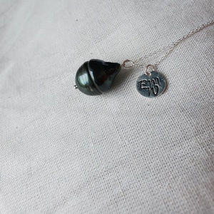 Pendentif perle de Tahiti naturelle avec breloque initiale en sterling personnalisée pour elle
