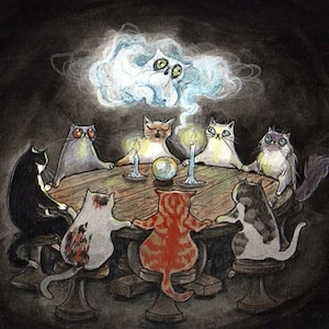 Könnte beinhalten: Ein Aquarellbild, das eine Gruppe von Katzen zeigt, die um einen Tisch mit einer Kristallkugel in der Mitte versammelt sind. Die Katzen haben verschiedene Gesichtsausdrücke, und eine geisterhafte Gestalt schwebt über ihnen. Die Szene spielt in einem dunklen Raum mit Kerzen, die auf dem Tisch brennen.
