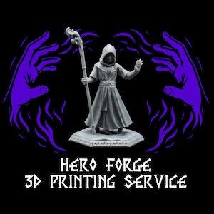 Op de afbeelding: Grijze 3D-geprinte miniatuur van een gekleed figuur met een staf, staand op een gedetailleerde basis. De figuur staat tegen een zwarte achtergrond met paarse hand silhouetten. De tekst "HERO FORGE 3D PRINTING SERVICE" staat eronder.