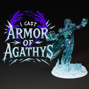 Könnte beinhalten: Eine durchscheinende blaue Figur eines Charakters mit Umhang und erhobenen Armen, die auf einer schneebedeckten Basis steht. Die Figur hält zwei Objekte. Der Text "I CAST ARMOR OF AGATHYS" wird in Weiß und Blau mit lila Akzenten angezeigt.