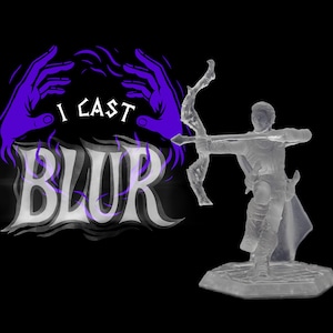 Könnte beinhalten: Durchscheinende Figur eines Bogenschützen, der mit Pfeil und Bogen zielt, vor schwarzem Hintergrund. Der Text "I CAST BLUR" wird mit lila Händen und einem Unschärfeeffekt angezeigt. Die Figur steht auf einem sechseckigen Sockel.