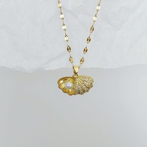 Collar de concha marina bañado en oro de 18 quilates con perla; dije de concha marina; dije de perla; delicado y elegante; capas; circonita cúbica; regalo;