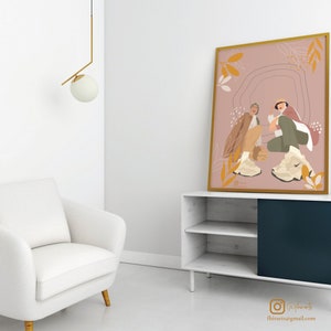 K&ouml;nnte beinhalten: Eine gerahmte Illustration von zwei Personen in Winterkleidung, die in einer rosa und braunen Landschaft mit abstrakten Formen und Bl&auml;ttern stehen. Die Illustration ist in Gold gerahmt und hat einen wei&szlig;en Hintergrund.