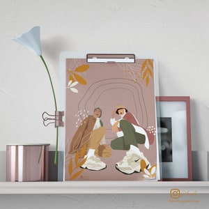 K&ouml;nnte beinhalten: Eine digitale Illustration von zwei Personen in Freizeitkleidung, die auf einem rosa Hintergrund mit abstrakten Formen und floralen Elementen sitzen. Die Illustration ist auf einer Klemmbrett gedruckt.