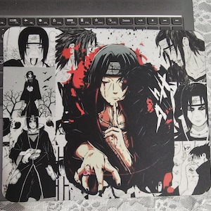 Puede incluir: Un ratón de anime negro y rojo con un personaje con ojos rojos y cabello negro. El personaje lleva un atuendo negro y rojo y tiene un anillo rojo en su dedo. El fondo es un patrón blanco y negro con el texto "Sharingan" en blanco.