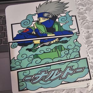 Puede incluir: Un ratón de ordenador blanco con un personaje de anime verde, azul y blanco en estilo de cómic. El personaje está rodeado de nubes verdes y el texto "HATTORI" está en la esquina inferior derecha. El texto "グレル" está en el centro inferior del ratón.