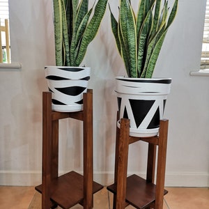 Blumenständer Blumenständer Blumentopfständer Blumentopfständer Blumentopfständer massiv Holz Blumenständer Mid Century Nussbaum Blumenständer Blumenständer Blumenständer