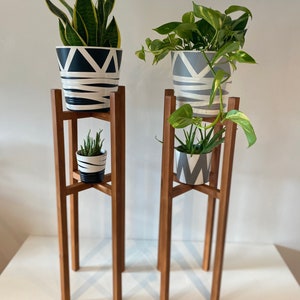 Macetero de madera Soporte para plantas Hecho a mano en madera maciza en el Reino Unido con dos niveles de hasta 110 cm de alto de mediados de siglo para cualquier ocasión