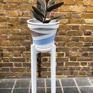Suporte de plantas para vasos Suporte de plantas de madeira até 70 cm de altura em madeira maciça com prateleira redonda Porta-vasos feito à mão no Reino Unido de meados do século