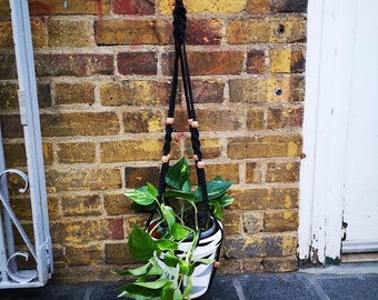 Porte-pot en macramé noir - Fabriqué à la main au Royaume-Uni - Votre choix de taille de pot, de design et de couleurs peint à la perfection - Plantes suspendues