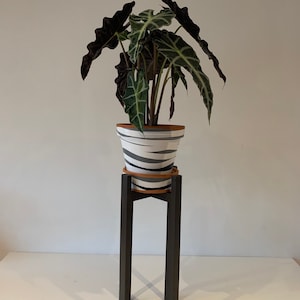 Blumentopfständer - Plant Stand - ab 50 cm groß mit einer hohen Stufe in Ihrer Wahl von Holzfarbe und Größe - Handgefertigt in Großbritannien in Massivholz