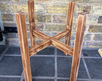 Plant Pot Stand in a Dark Oak Wish-key Barrel color effect