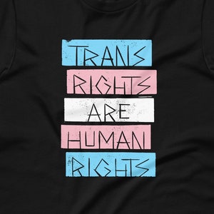 I diritti trans sono diritti umani / t-shirt unisex nera con bandiera dell&#39;orgoglio transgender