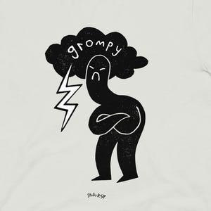 Könnte beinhalten: Ein hellgraues Kurzarm-T-Shirt mit einer schwarzen Grafik einer Figur mit verschränkten Armen unter einer Gewitterwolke. Die Wolke enthält den Text "grompy" und einen Blitz. Der Text "Studio RSP" ist unter der Figur aufgedruckt.