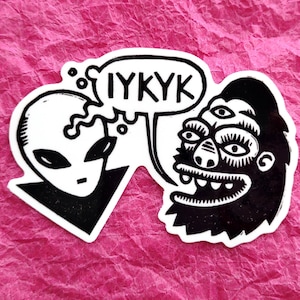 Può includere: Sticker in bianco e nero con un alieno e un gorilla di cartone animato con tre occhi. L'alieno indossa un abito nero e il gorilla ha la barba. Lo sticker ha il testo "IYKYK" in un fumetto.