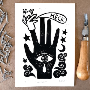 Op de afbeelding: Zwart-witte linosnede van een hand met een oog en een traan. De hand houdt een monster vast met het woord "HECK" erboven. Er zijn sterren, een halve maan en wolken op de achtergrond.
