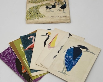 Könnte beinhalten: Eine Sammlung von Vintage-Vogelkunstkarten. Die Karten zeigen Illustrationen verschiedener Vögel in leuchtenden Farben, darunter ein Flamingo, ein Reiher und ein Pfau. Die oberste Karte trägt den Text "НАШ ЗООПАРК".