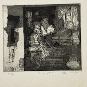 Könnte beinhalten: Ein Schwarz-Weiß-Radierung, die eine Gruppe von Menschen in einem schwach beleuchteten Innenraum zeigt. Das Kunstwerk zeigt mehrere Figuren, die um einen Tisch sitzen, mit Text und Zahlen in den unteren Ecken. Der Druck ist mit 1/15 nummeriert und mit 9/76 datiert.