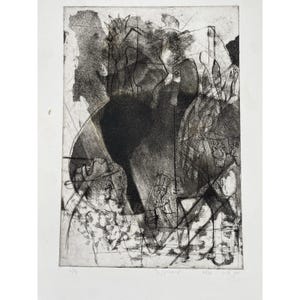 Könnte beinhalten: Ein Schwarz-Weiß-Radierdruck mit abstrakten Formen und Figuren. Das Kunstwerk zeigt eine dunkle zentrale Form mit umliegenden Linien und Texturen, wodurch eine komplexe und vielschichtige Komposition entsteht. Der Druck befindet sich auf weißem Papier und enthält handschriftlichen Text.