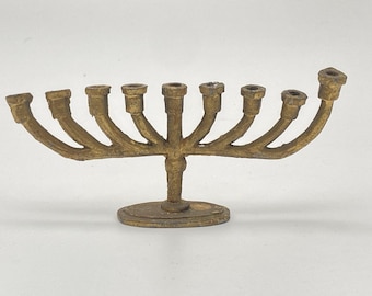 Miniatura de Menorá de Hanukkah em liga metálica dourada, 5x2,25"