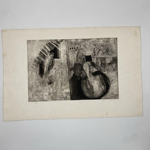 Könnte beinhalten: Monochrome Radierung, die eine belebte Szene mit Figuren, Bögen und einer großen, runden Form darstellt. Das Kunstwerk befindet sich auf gealtertem, cremefarbenem Papier mit sichtbarer Textur und Details. Vintage-Ästhetik.