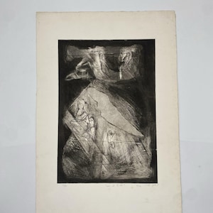 Könnte beinhalten: Ein Schwarz-Weiß-Radierdruck auf Papier. Das Kunstwerk zeigt abstrakte Figuren und Formen mit einem dunklen Hintergrund und helleren Bereichen, die die Formen hervorheben. Der Druck ist signiert und nummeriert.