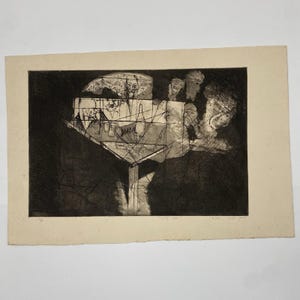 Könnte beinhalten: Ein Schwarz-Weiß-Radierdruck mit einem Tisch mit Figuren und abstrakten Linien. Das Kunstwerk hat ein dunkles, strukturiertes Aussehen mit sichtbaren Kreuzschraffuren und Schattierungen. Der Druck befindet sich auf cremefarbenem Papier.