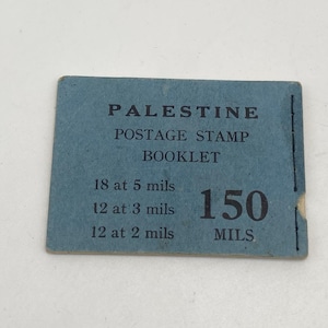 Op de afbeelding: Een vintage postzegelboekje uit Palestina. Het blauwe boekje heeft de tekst "PALESTINE POSTAGE STAMP BOOKLET" in zwarte letters. Het boekje vermeldt het aantal postzegels en hun waarde in mils, met een totaal van 150 mils.